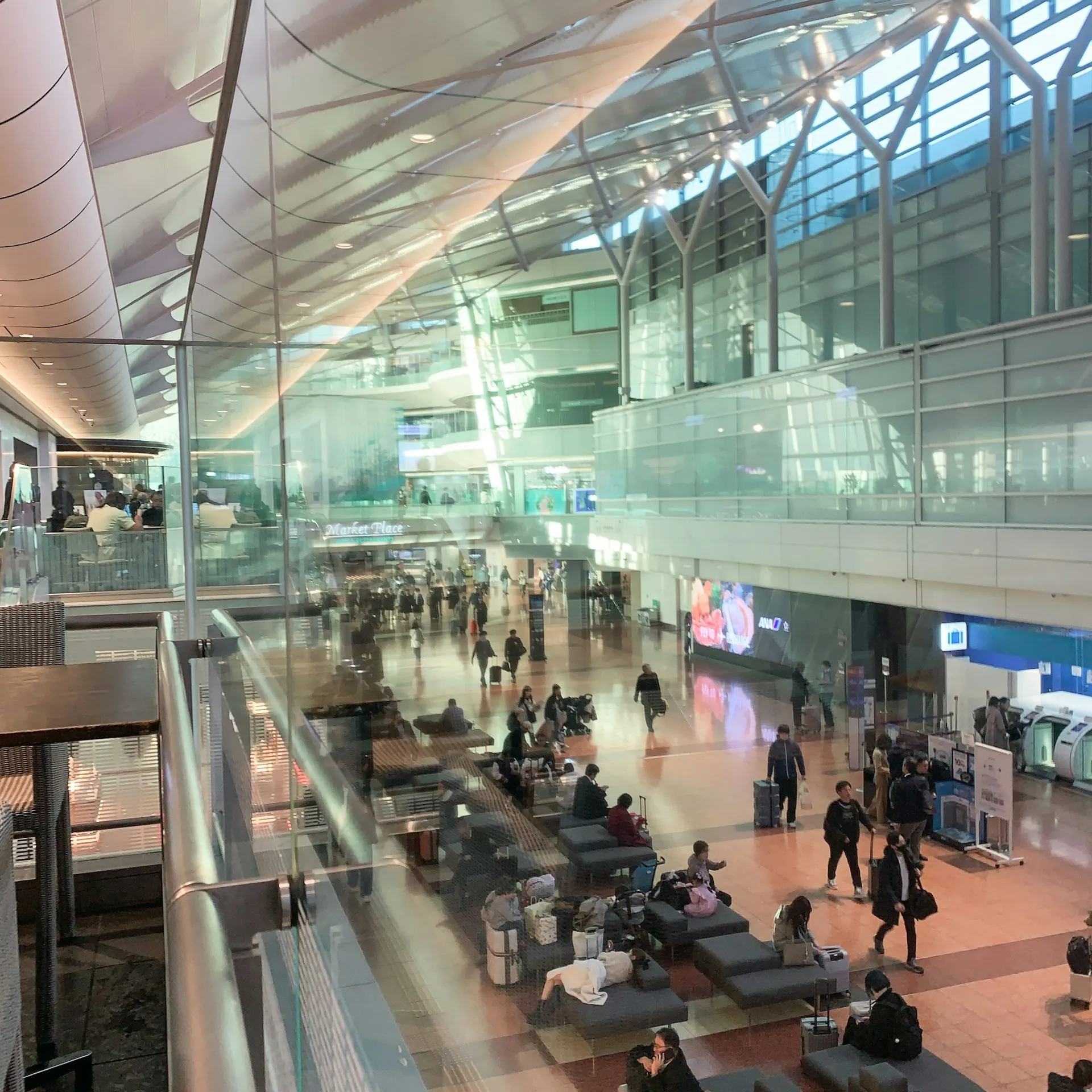 Voyageurs dans un terminal d'aéroport international lumineux